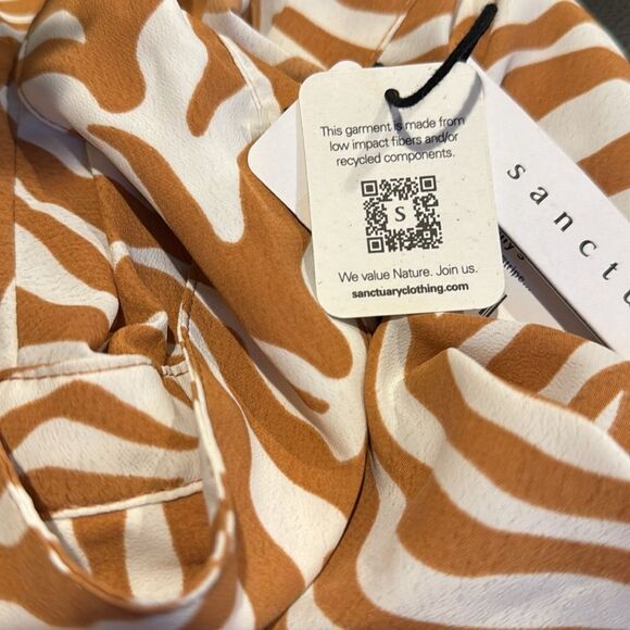 Sanctuary caramel/white tiger stripe ruched button down shirt. NWT. Size small - Picture 7 of 7